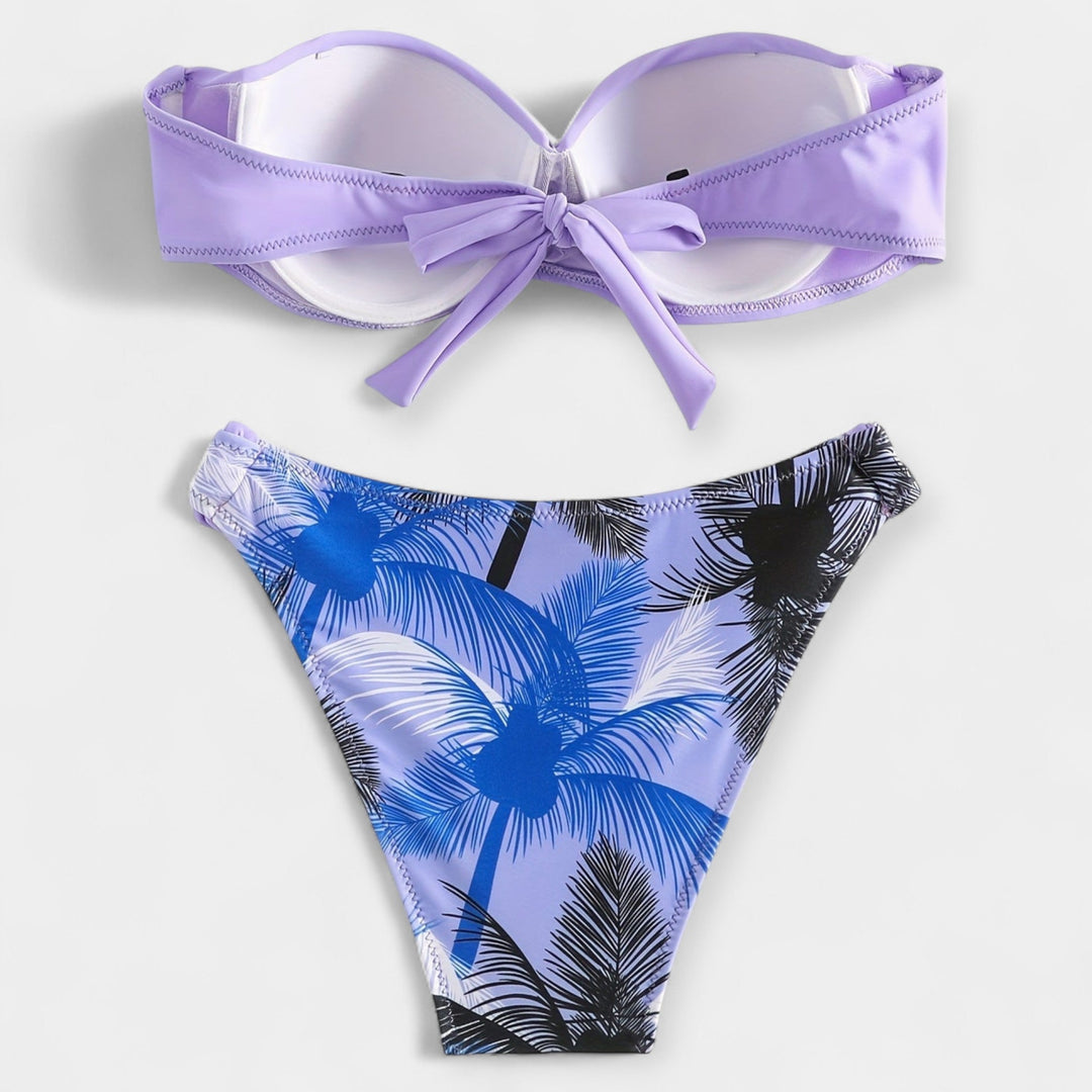 Seksīgais bikini ar atvērtu muguru un stiliem