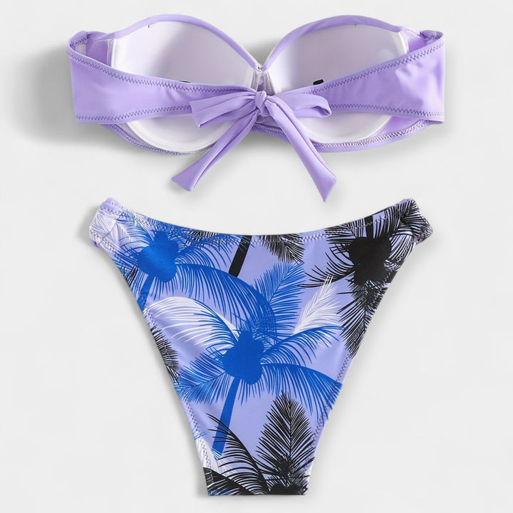 Seksīgais bikini ar atvērtu muguru un stiliem