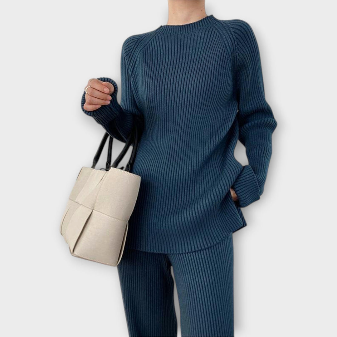 Māra - Adīts komplekts ar minimālistisku dizainu un brīvu piegriezumu