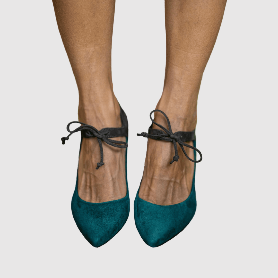 Теодора - Двуцветни помпи с анкилрем и женствена панделка