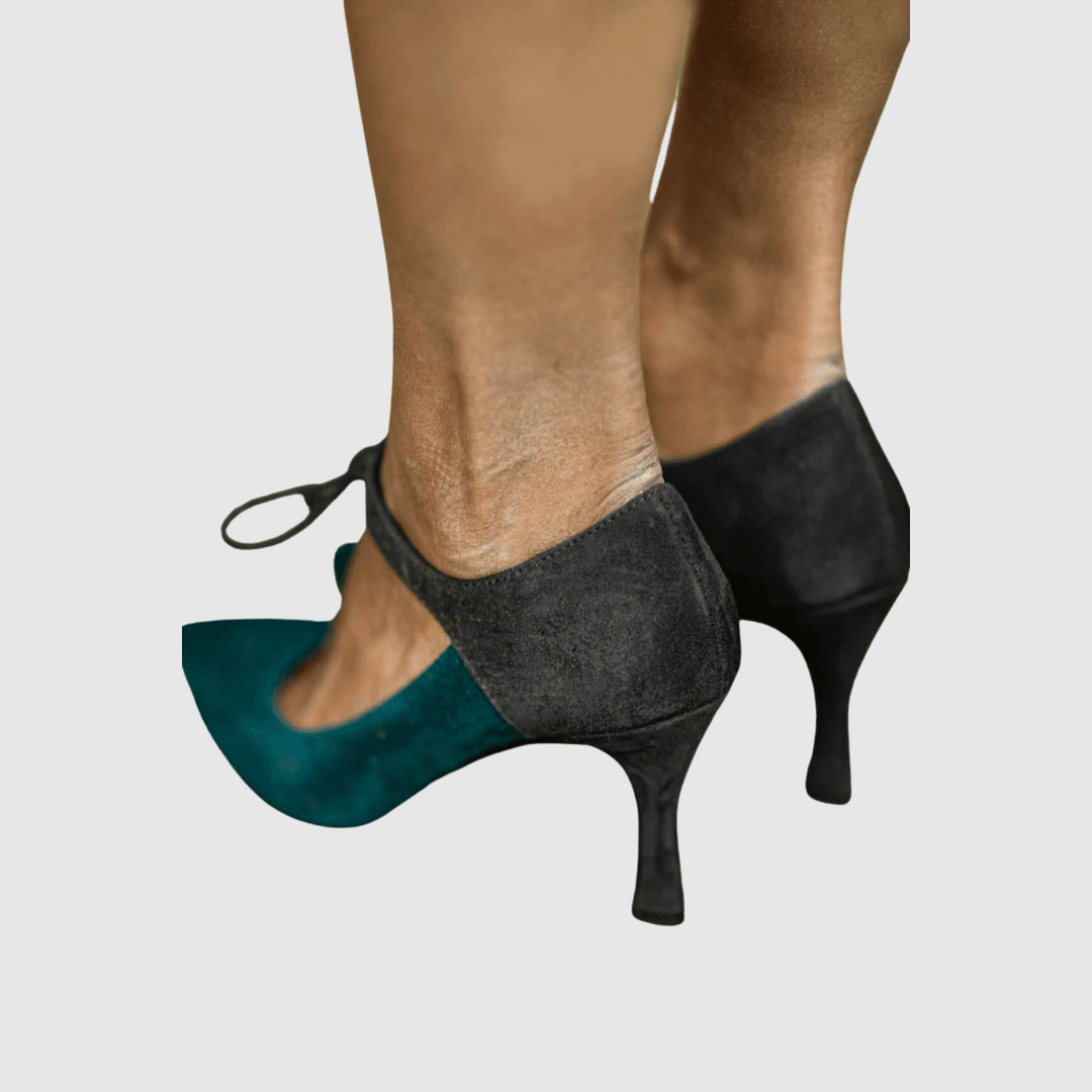 Теодора - Двуцветни помпи с анкилрем и женствена панделка