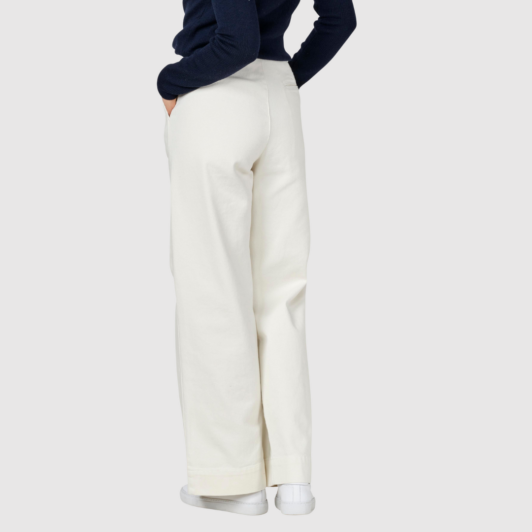 Полина – Кремави дънки