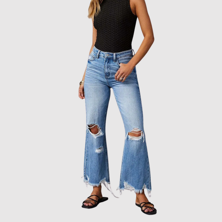 Полина – Дънки с флейр и сурови детайли