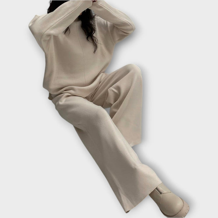 Dace - Komplekts ar brīvu griezumu un minimālistisku estētiku