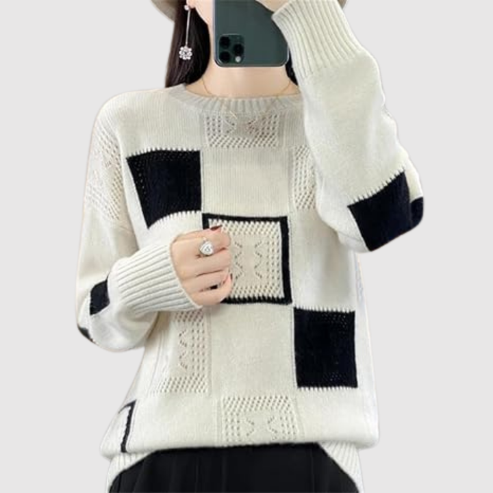 Клара – Пуловер с графични контрасти