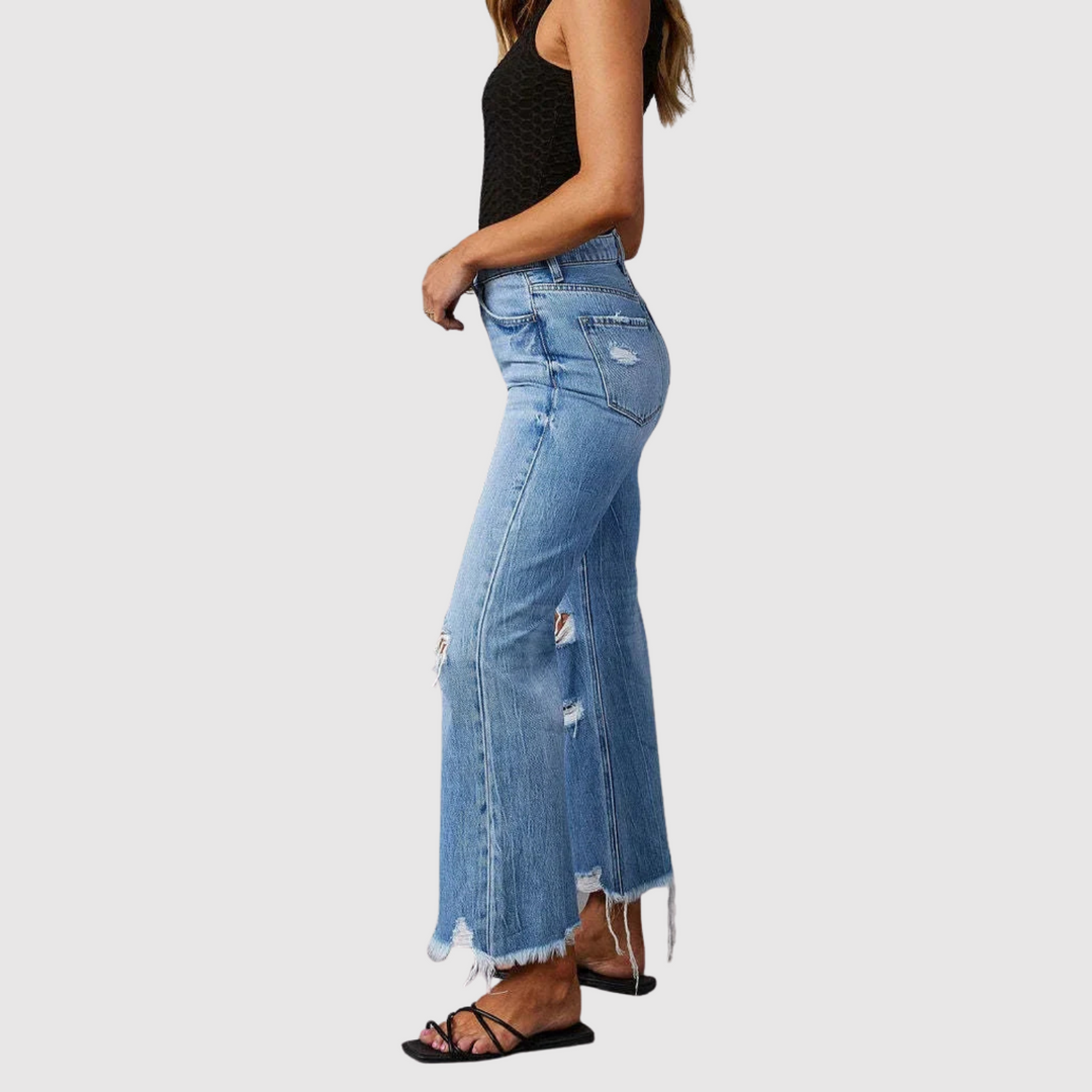 Полина – Дънки с флейр и сурови детайли