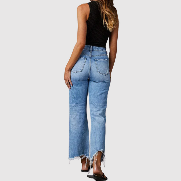 Полина – Дънки с флейр и сурови детайли