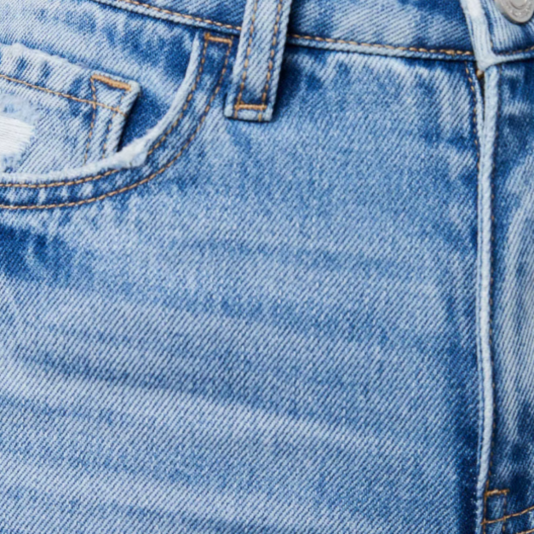 Полина – Дънки с флейр и сурови детайли