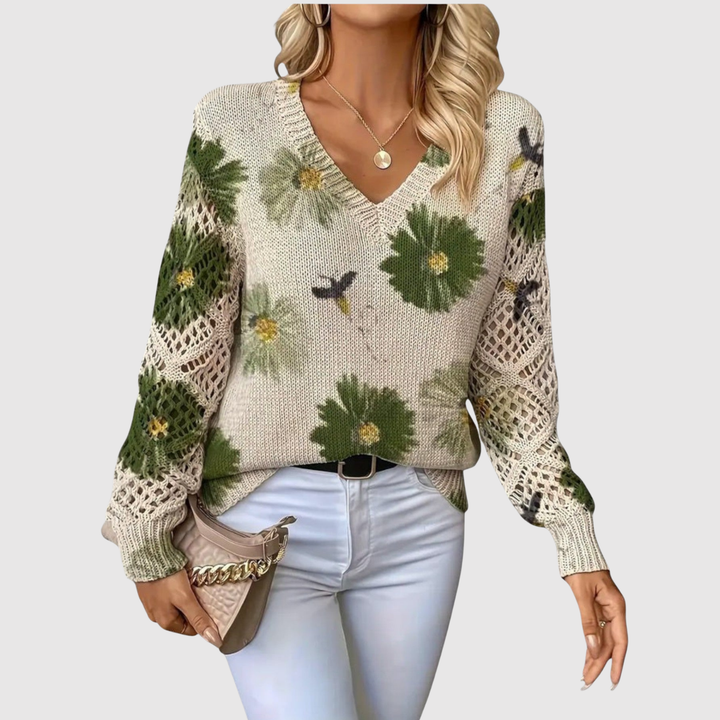 Клара – Пуловер с големи цветя и V-образно деколте