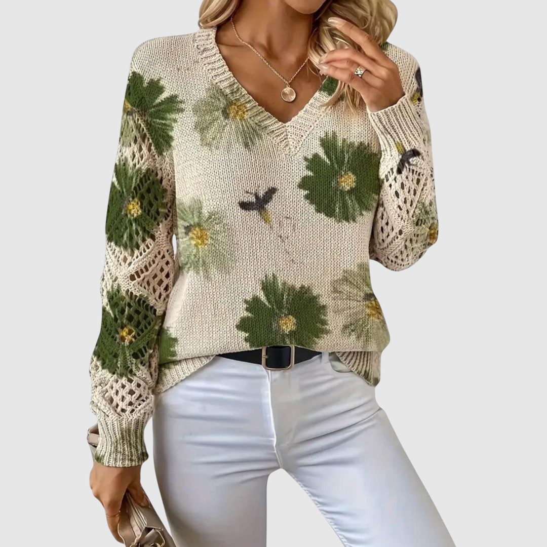 Клара – Пуловер с големи цветя и V-образно деколте