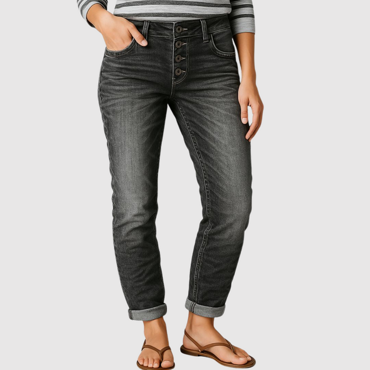 Полина – Тесни дънки с класически крой