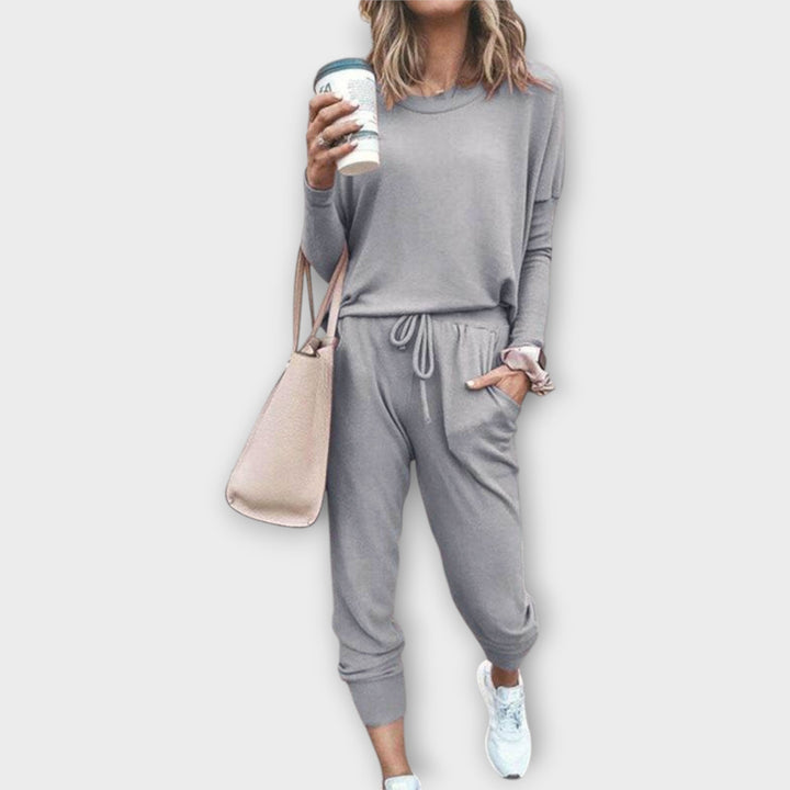 Elza - Atpūtas komplekts ar brīvu piegriezumu un minimālistisku estētiku