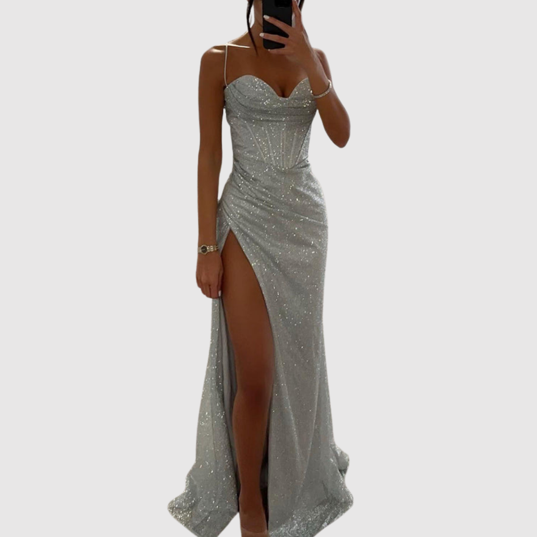 Лилия – Дълга вечерна рокля с висока цепка и блестящи детайли