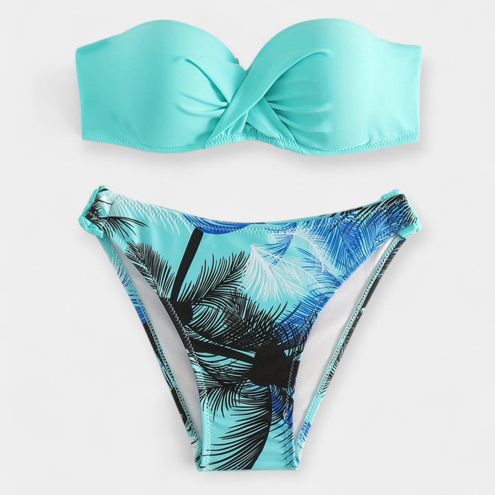 Seksīgais bikini ar atvērtu muguru un stiliem