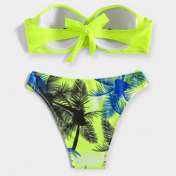 Seksīgais bikini ar atvērtu muguru un stiliem