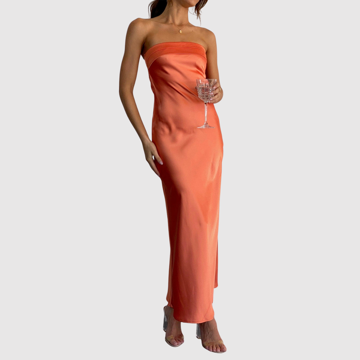 Лилия – Без презрамки дълга рокля с сатенен вид