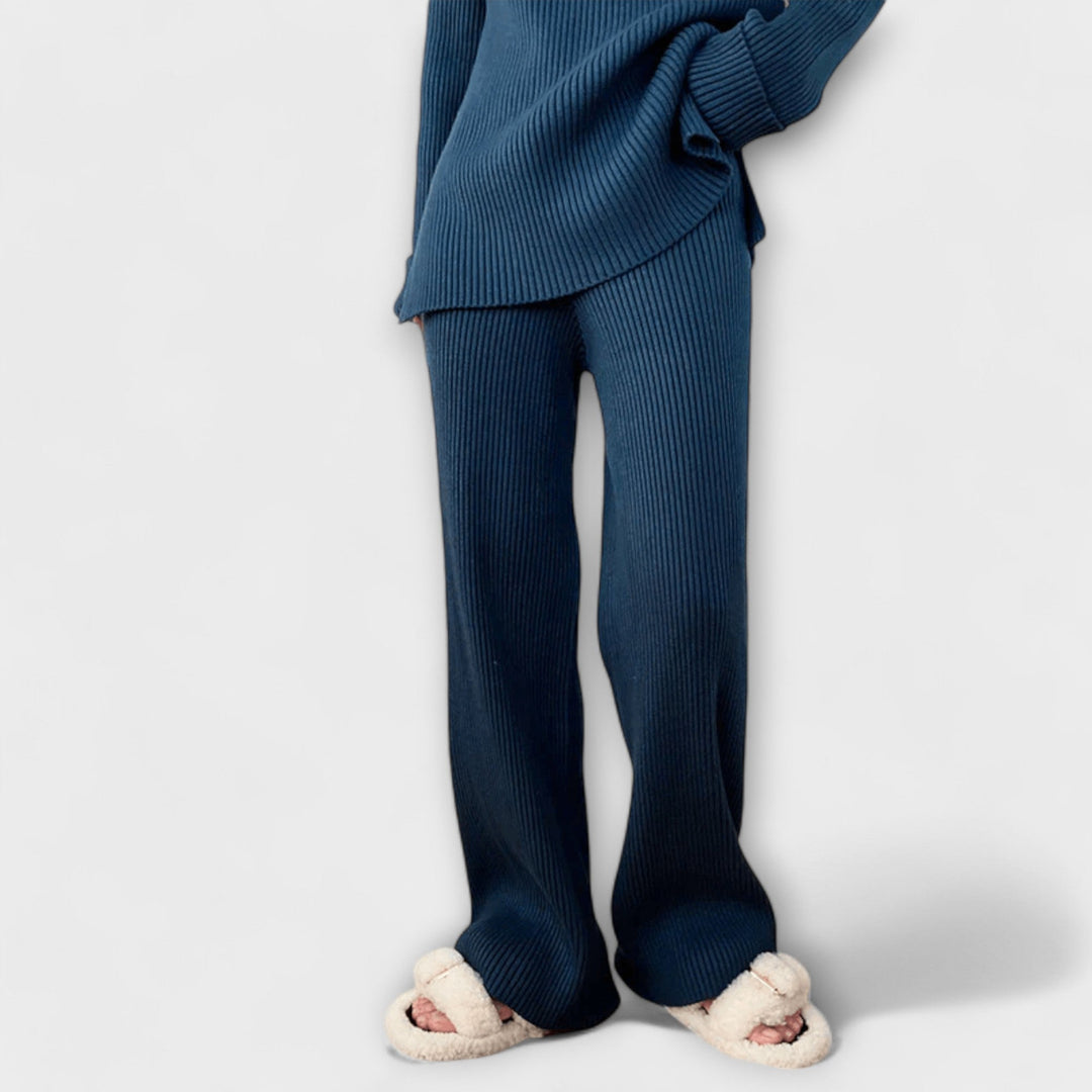 Emilija - Jauka divdaļīga adīta komplekts ar ribotu rakstu