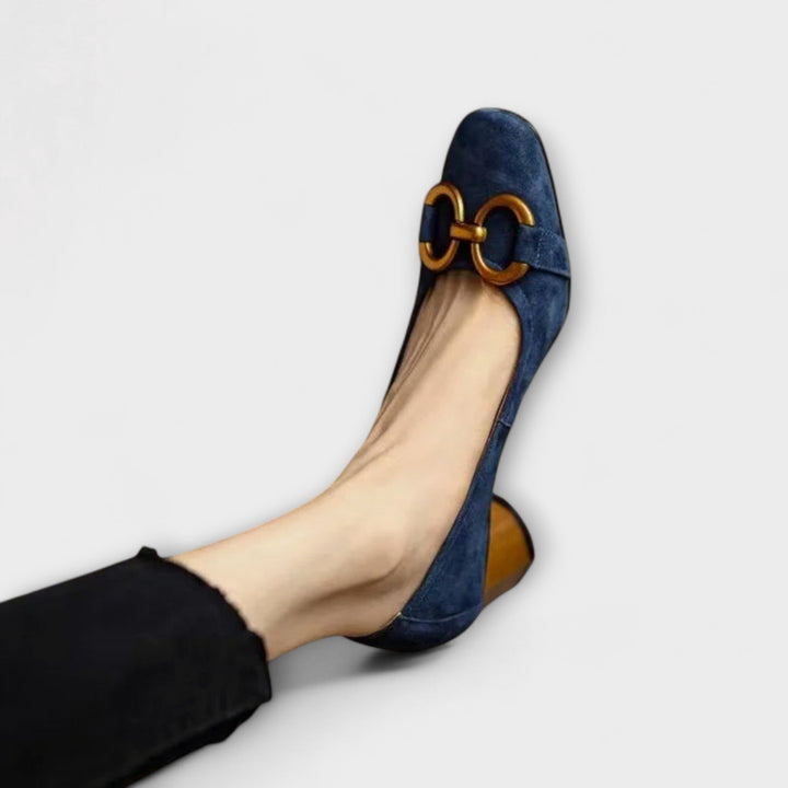 Теодора – Класически помпи с декоративна катарама