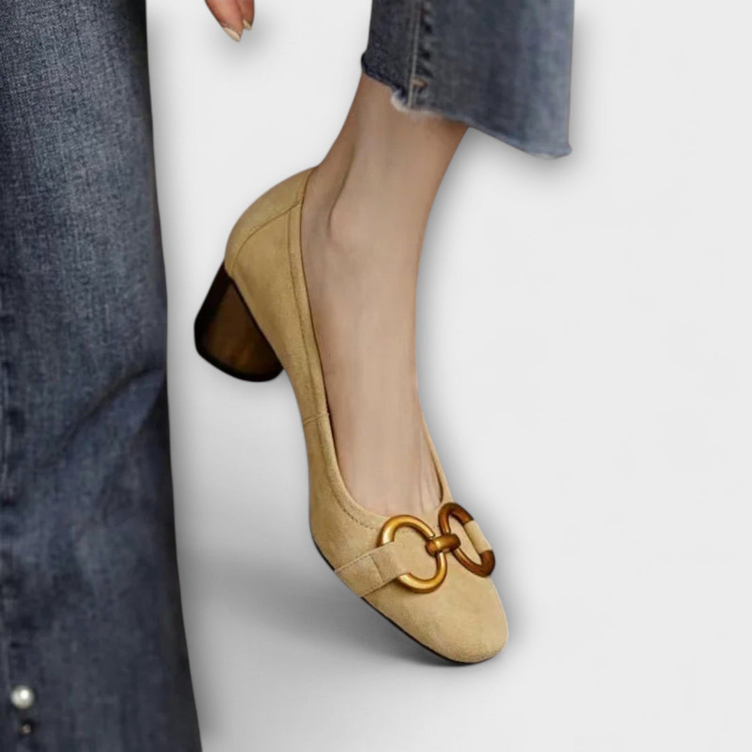 Теодора – Класически помпи с декоративна катарама