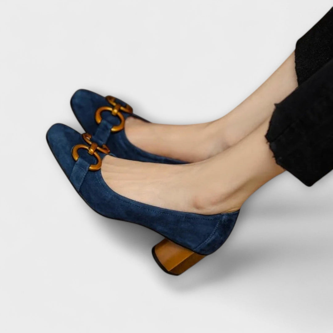 Теодора – Класически помпи с декоративна катарама