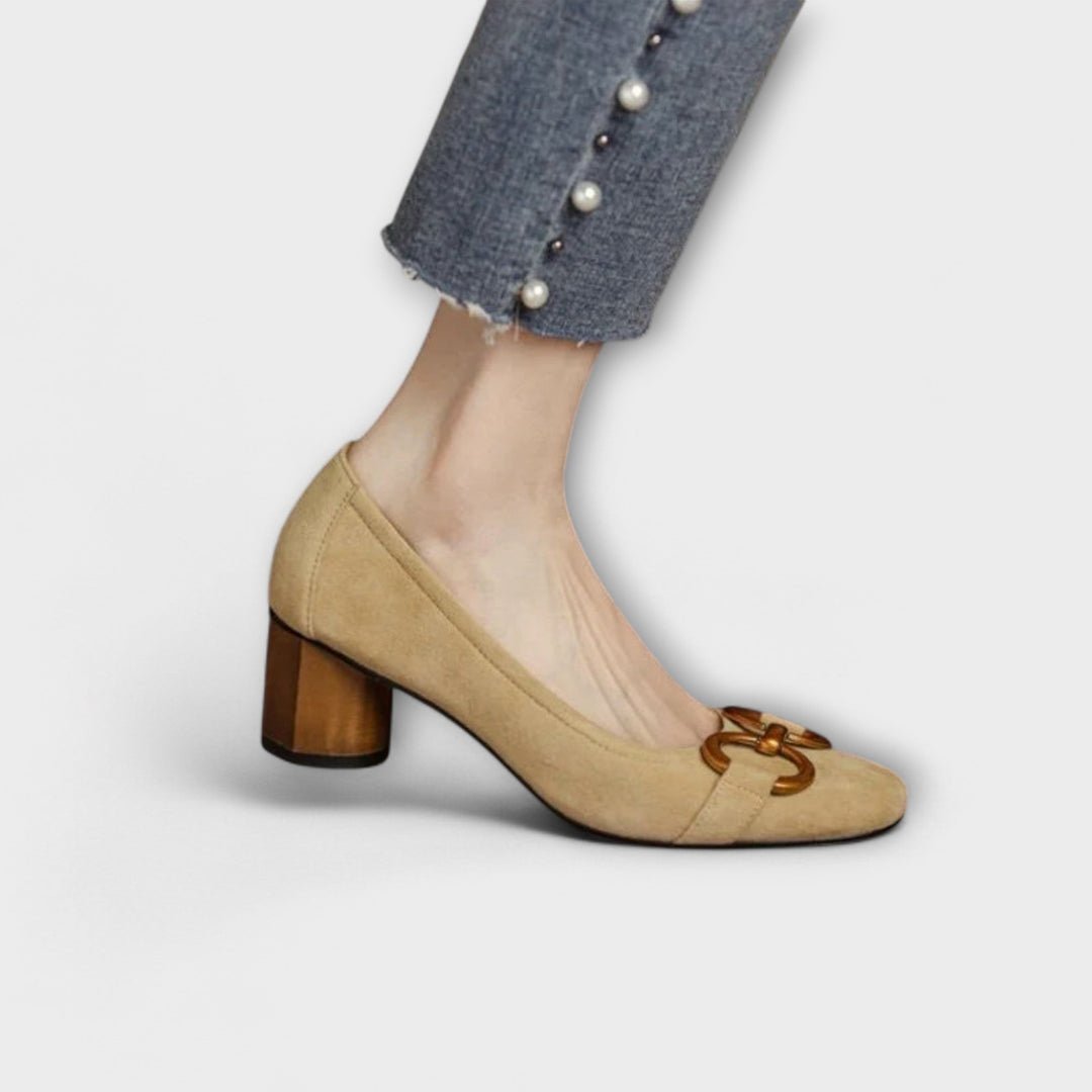 Теодора – Класически помпи с декоративна катарама