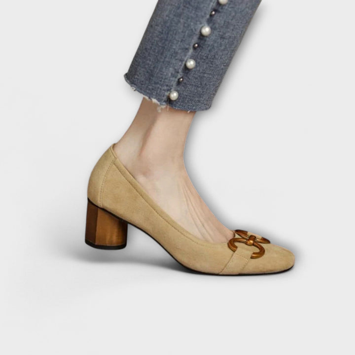 Теодора – Класически помпи с декоративна катарама