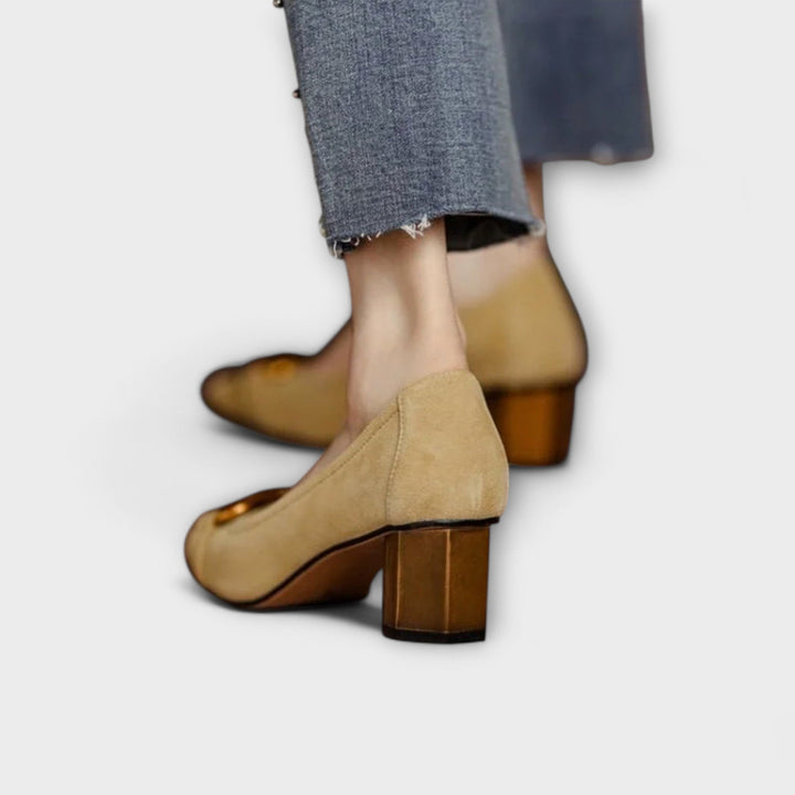 Теодора – Класически помпи с декоративна катарама