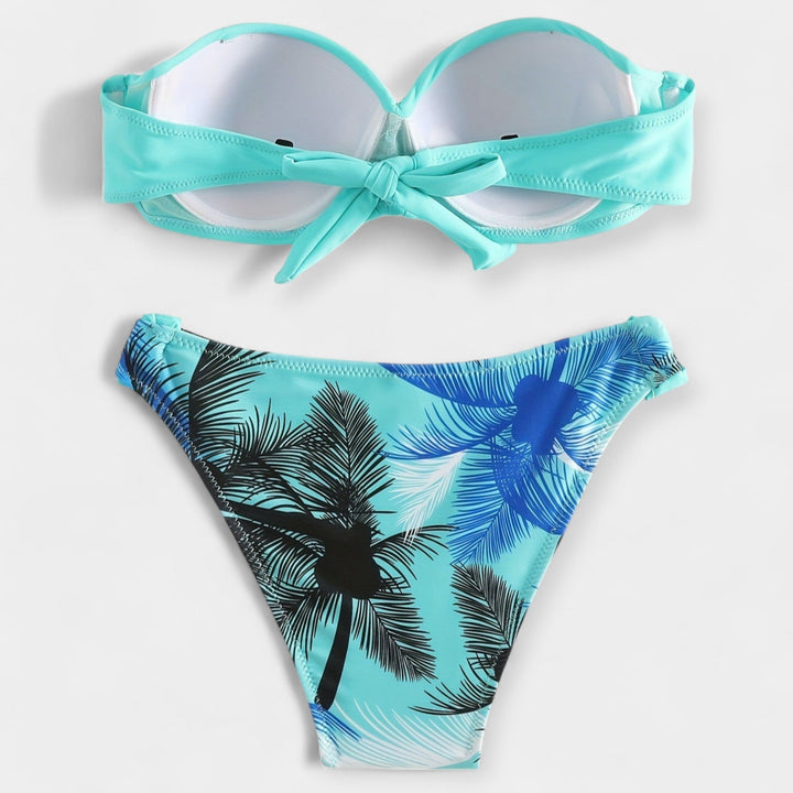 Seksīgais bikini ar atvērtu muguru un stiliem