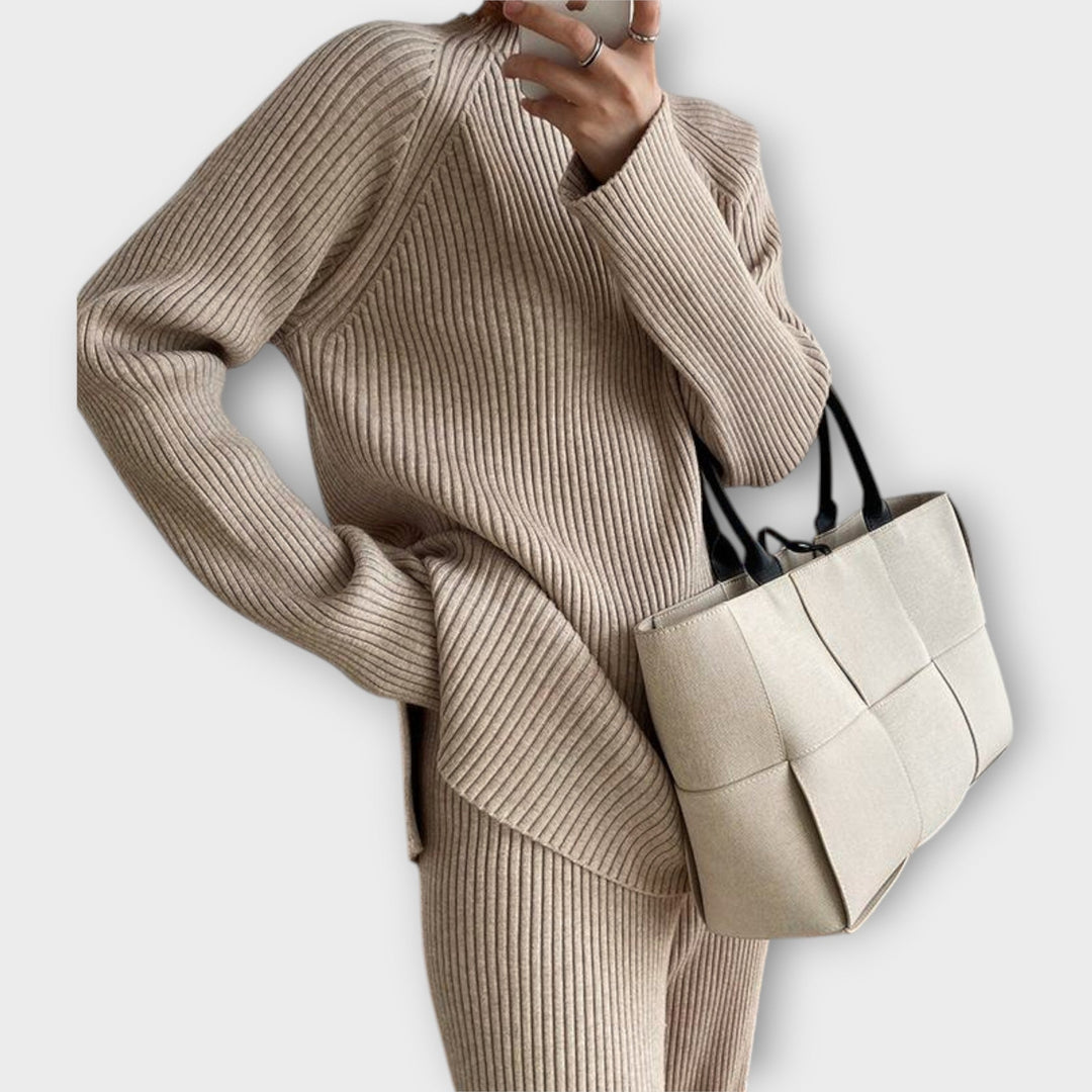 Māra - Adīts komplekts ar minimālistisku dizainu un brīvu piegriezumu