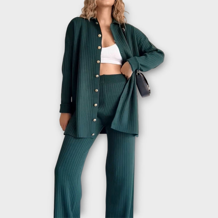 Alise - Komplekts ar detaļām un elegantu griezumu