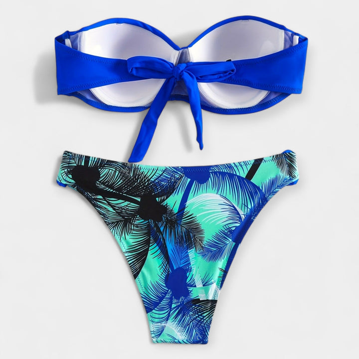 Seksīgais bikini ar atvērtu muguru un stiliem