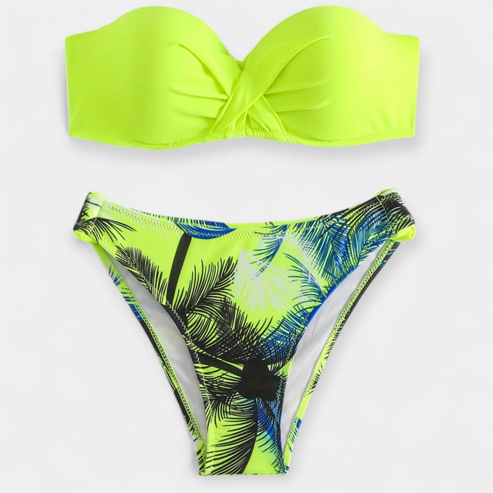 Seksīgais bikini ar atvērtu muguru un stiliem