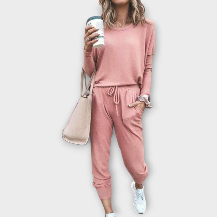 Elza - Atpūtas komplekts ar brīvu piegriezumu un minimālistisku estētiku